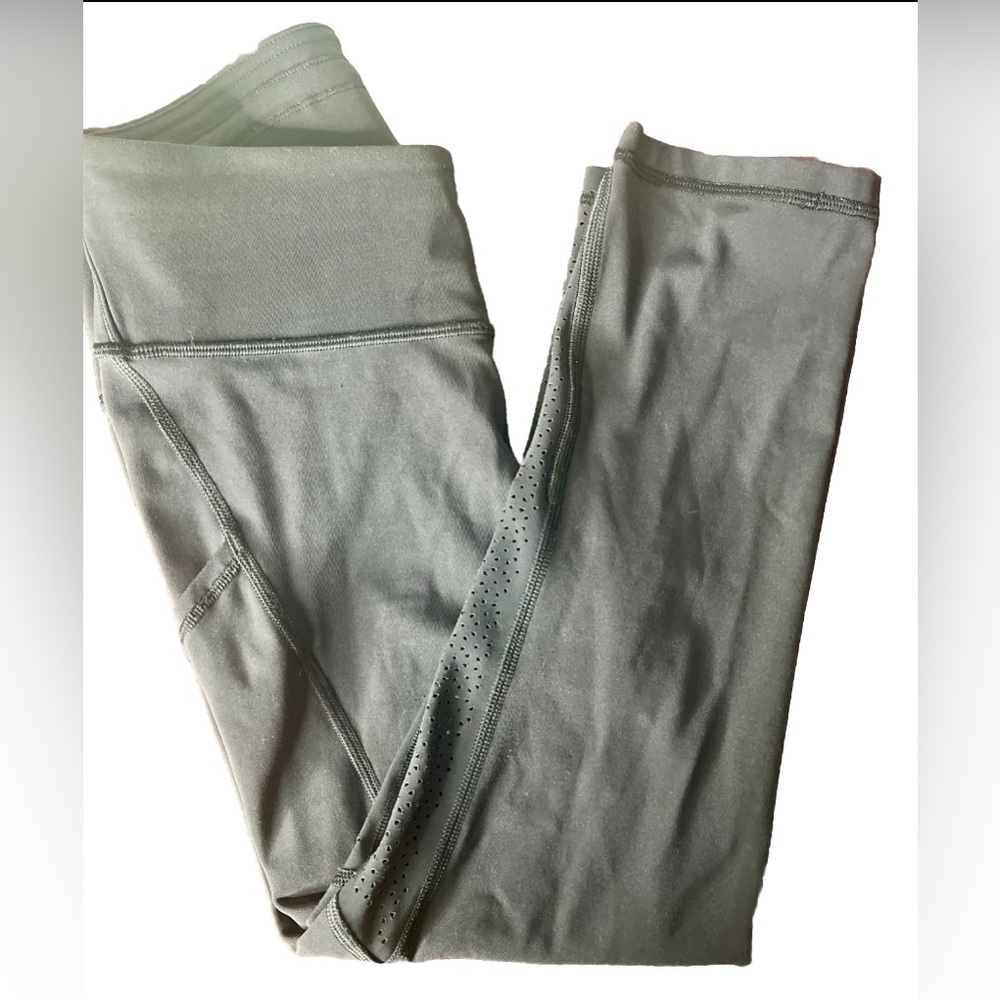 🤩 NEW ITEM! Lululemon Ornate Crop Capris Eyelet Black Capri Leggings Sz 4